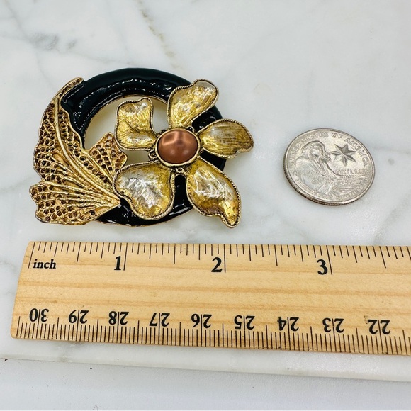 Vintage Circle Flower Brooch Pin Black Enamel Gold Tone with Detailed Leaf 2.5” - Picture 8 of 9